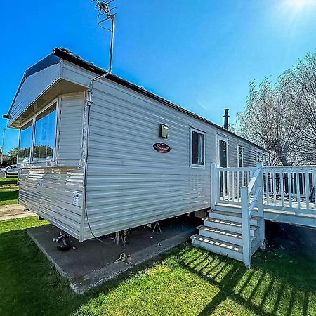 Great 6 Berth Caravan With Decking At Manor Park In Hunstanton Ref 23017B Экстерьер фото