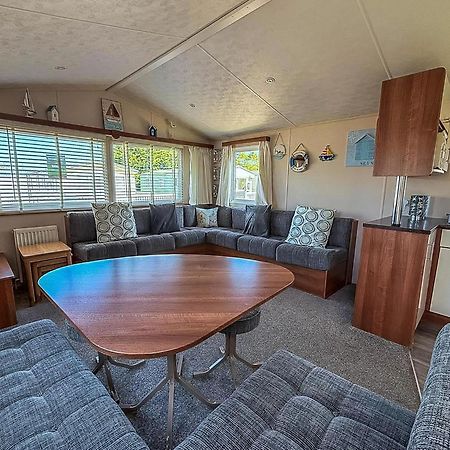 Great 6 Berth Caravan With Decking At Manor Park In Hunstanton Ref 23017B Экстерьер фото