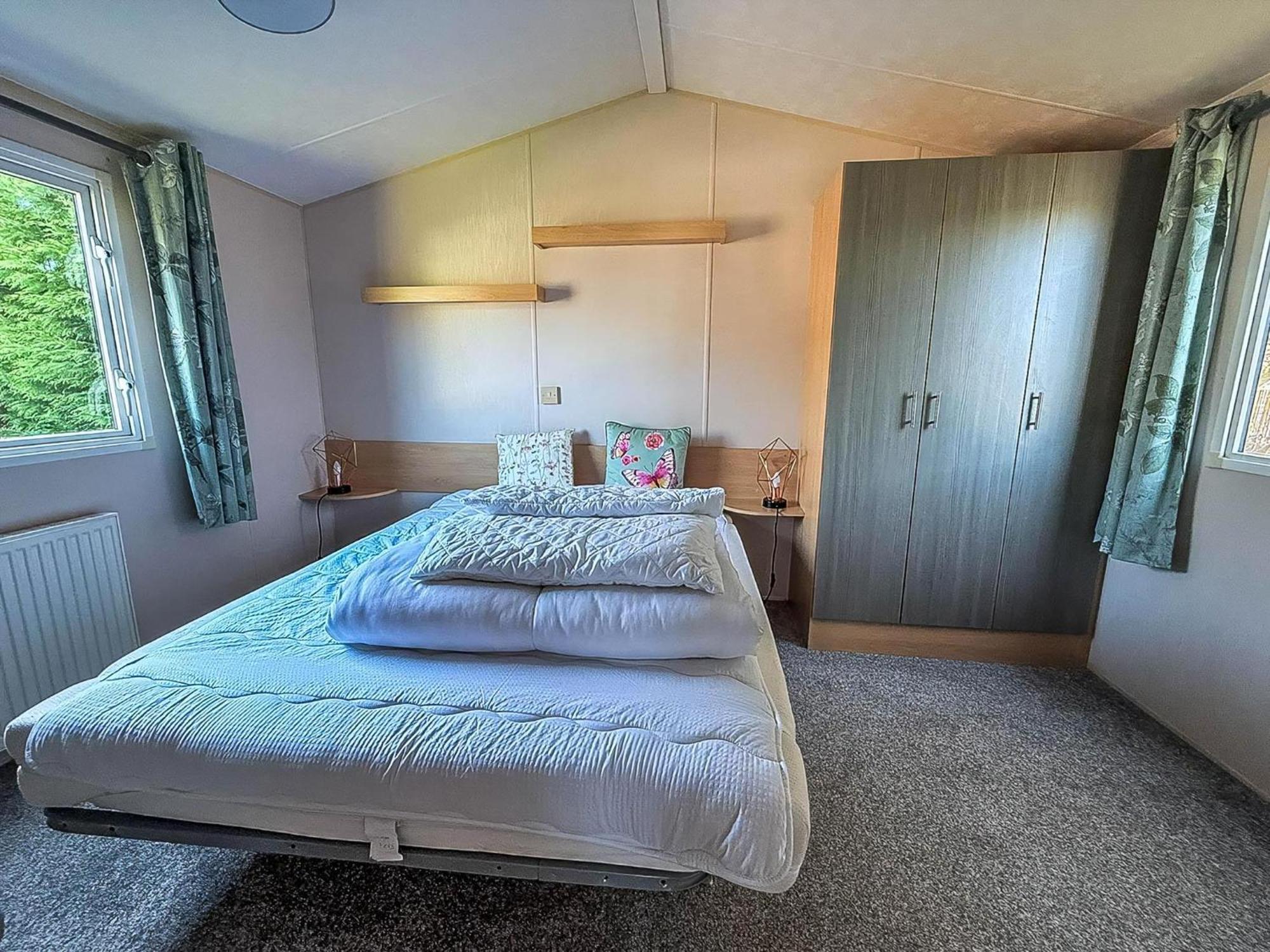Great 6 Berth Caravan With Decking At Manor Park In Hunstanton Ref 23017B Экстерьер фото