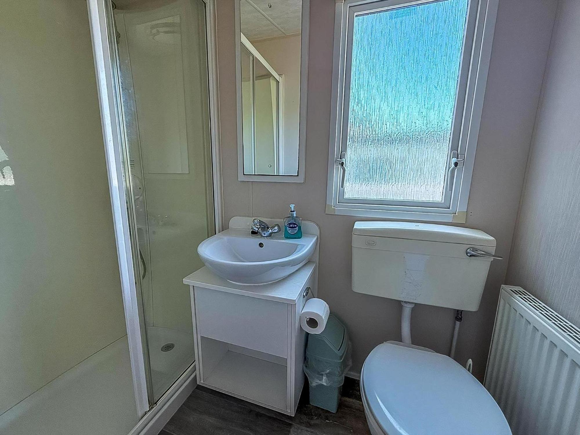 Great 6 Berth Caravan With Decking At Manor Park In Hunstanton Ref 23017B Экстерьер фото