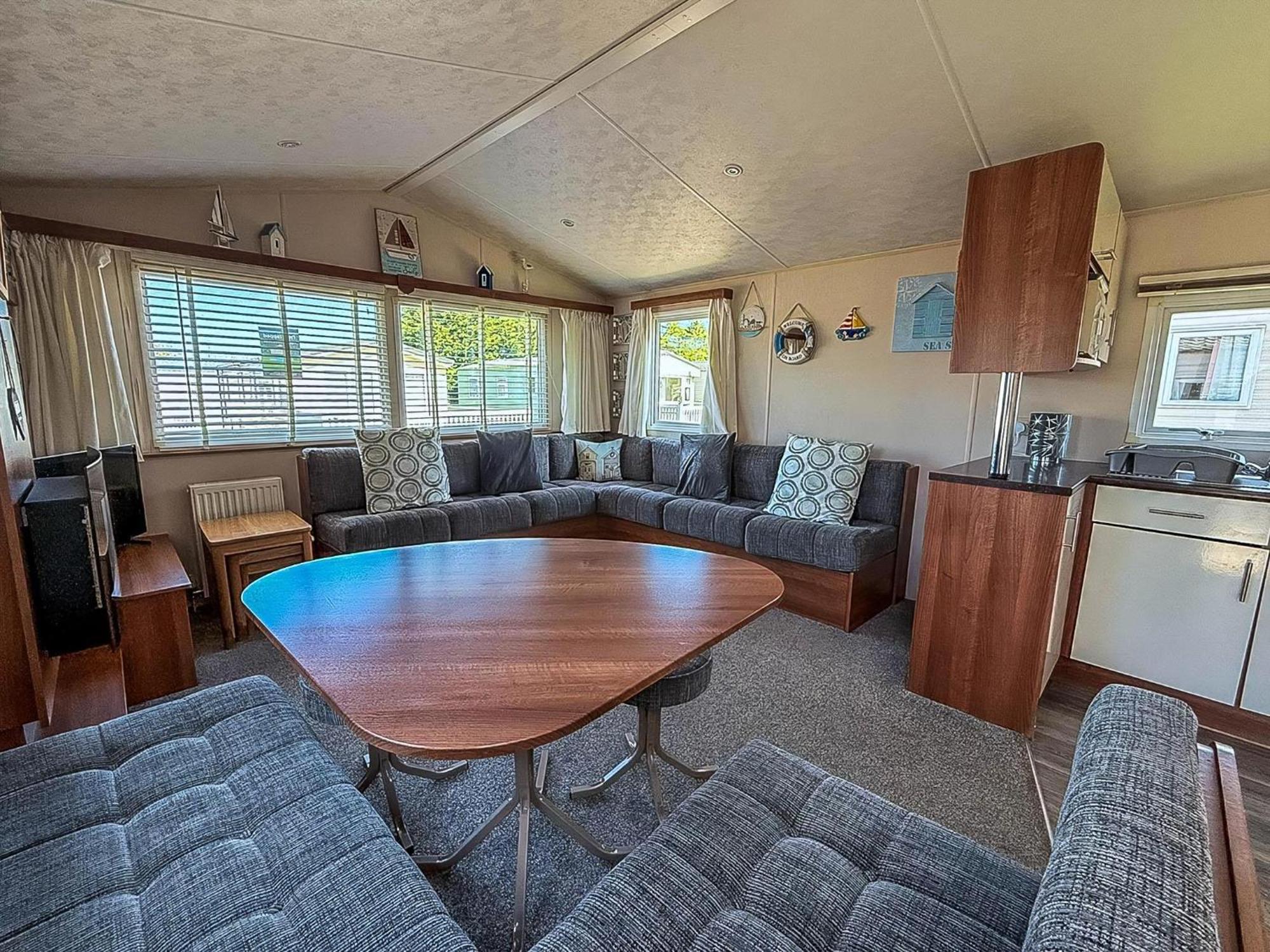 Great 6 Berth Caravan With Decking At Manor Park In Hunstanton Ref 23017B Экстерьер фото
