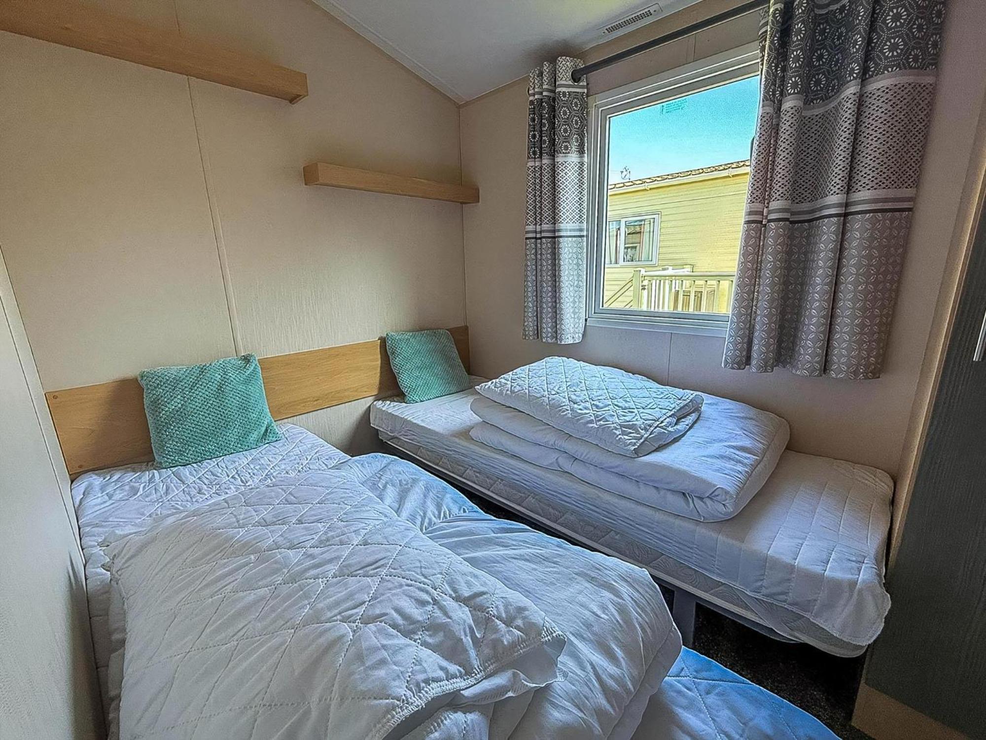 Great 6 Berth Caravan With Decking At Manor Park In Hunstanton Ref 23017B Экстерьер фото