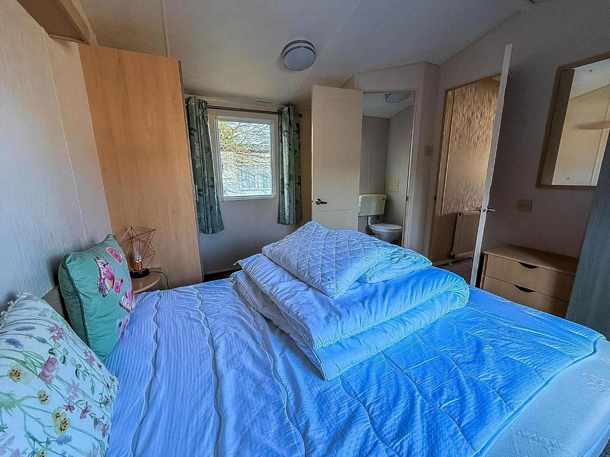 Great 6 Berth Caravan With Decking At Manor Park In Hunstanton Ref 23017B Экстерьер фото