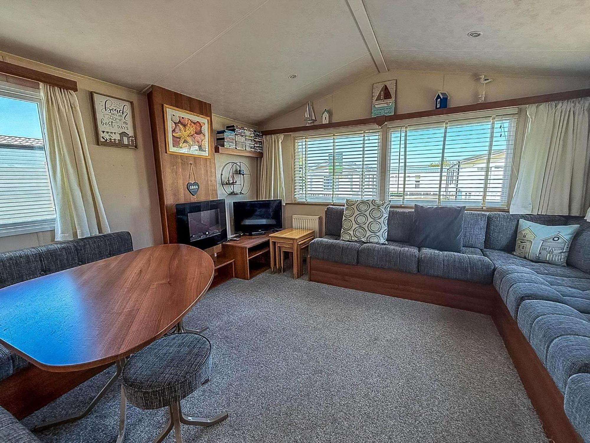 Great 6 Berth Caravan With Decking At Manor Park In Hunstanton Ref 23017B Экстерьер фото